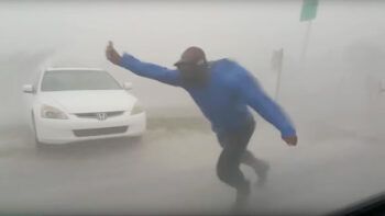 Hombre desafía la furia de Irma (Video)