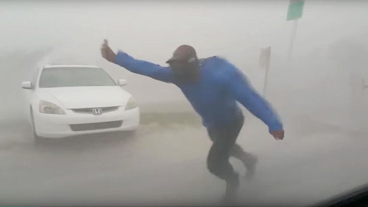 Hombre desafía la furia de Irma (Video)