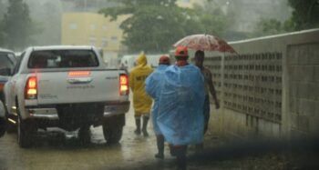 Onda tropical y vaguada generan aguaceros en gran parte del país.