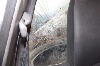 Haitianos se resisten a abandonar espacios públicos y apedrean brigada en Santiago.