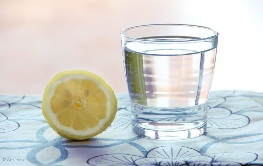 Los beneficios de tomar agua con limón 