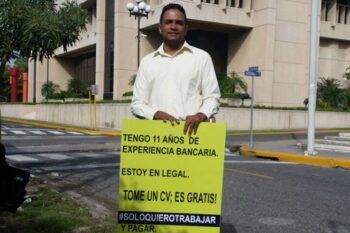 Joven sale a las calles de DN con un letrero a pedir empleo