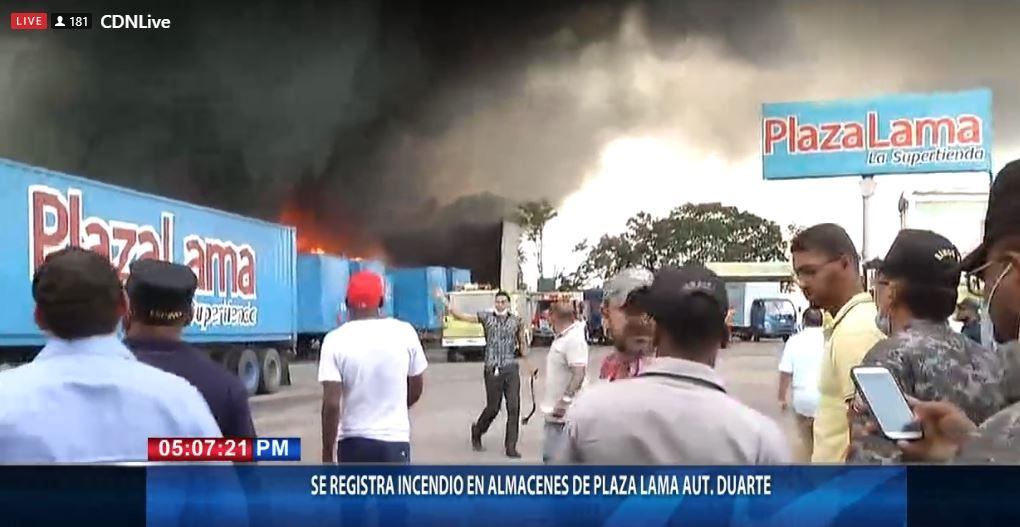 Desvían el transito en la autopista Duarte por el incendio que afecta el almacén de Plaza Lama