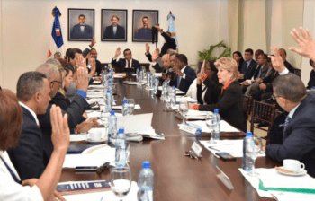 Navarro logra Consejo Educación apruebe reglamento para designación directores regionales