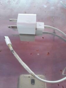 Adolescente se electrocuta con el cargador de su iPhone