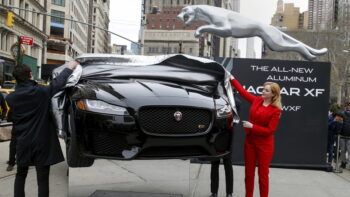 Se ahoga tratando de engañar el seguro de su auto