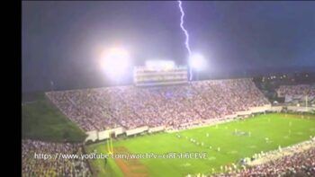 Rayo mata joven durante partido de fútbol