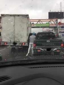 Hombre se desmonta de vehículo y se orina en plena 27 de Febrero