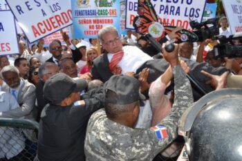 Médicos del Gobierno ganan hasta el triple de lo que Waldo paga en su clínica privada.