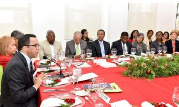 Andrés Navarro recibe aprobación para plan estratégico institucional