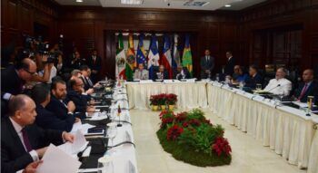 Gobierno y oposición venezolana buscan cerrar acuerdos este sábado