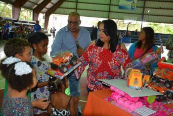INAVI entrega juguetes a niños en el Cibao