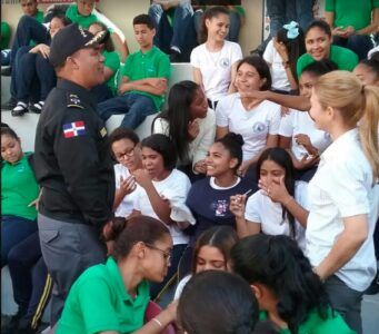 Policía comunitaria imparte charlas en escuelas de Cienfuegos, Santiago