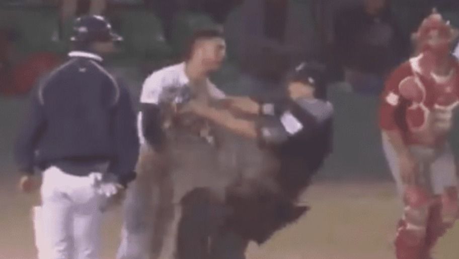 VIDEO: Pelotero golpea al umpire 