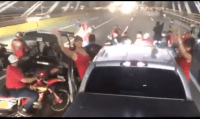 Video: grupo de jóvenes bloquearon el puente Juan Bosch