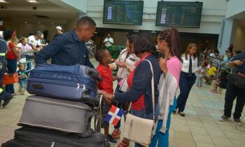 Dominicanos ausentes regresan al país con gran alegría