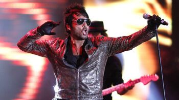 VIDEO: Beto Cuevas se cae por un hueco en pleno concierto