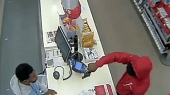 Cajero ahuyenta ladrón con su mirada