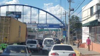 Carro atropella motociclista que circulaba por el elevado del cruce de Manoguayabo