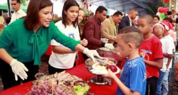Margarita Cedeño lleva alegría a ciento de niños pobres del país
