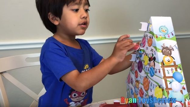 Niño gana US$11 millones al año por abrir juguetes en YouTube
