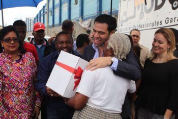 Robertico realiza entrega de Canastas