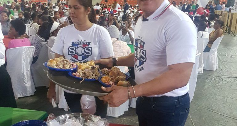 Sammy Sosa ofrece almuerzo a personas necesitadas