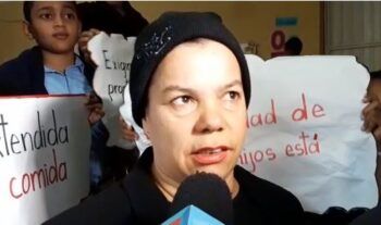 Ratones y alimañas caen a alumnos y profesores desde techo de escuela en Santiago.