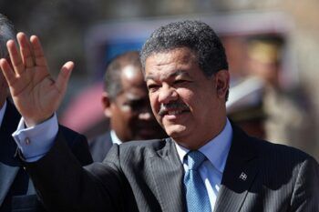 Leonel: «a dios rogando y con el mazo dando» padrón abierto