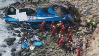 48 muertos en Perú tras autobús caer a precipicio