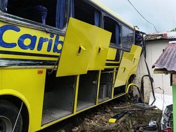 Varios heridos tras estrellarse autobús de Caribe Tours en Samaná