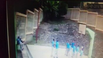 Camión penetra a escuela en La Vega