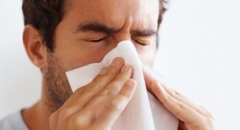 Ciudadanos expresan preocupación por aumento de casos de gripe y COVID-19
