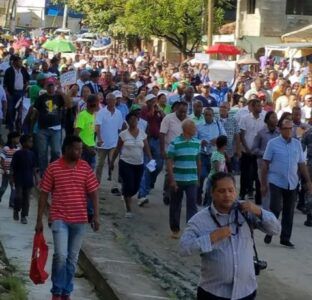 Haina marchó contra venta de terrenos.