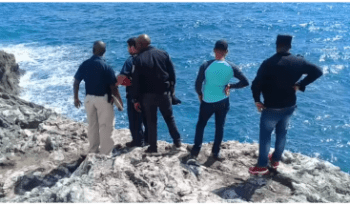 Mujer se tira al mar con su hijo de cuatro años