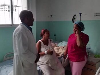 Está embarazada de trillizos, tiene cinco hijos y pide ayuda