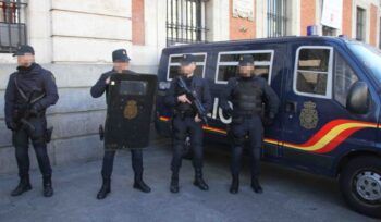 Varios dominicanos están en problemas con la justicia española tras agredir a 10 policías