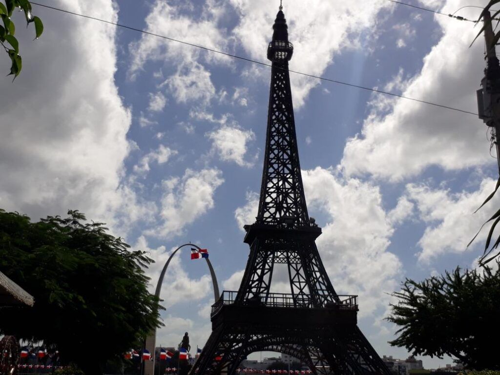 Removerán réplica Torre Eiffel ubicada frente a Plaza de la Bandera.
