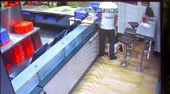 Graban a una pareja teniendo sexo mientras esperan su pedido en una pizzería.