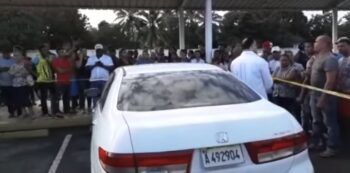 Hallan hombre muerto dentro de carro en parqueo de Plaza Lama