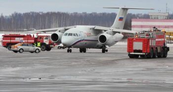 Avión se estrella con 71 personas a bordo