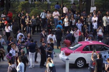 Fuerte terremoto causa pánico en México sin reportes iniciales de víctimas.