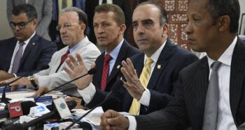 Posible pacto político recibe apoyo en la comisión bicameral; el PLD no responde.