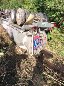 Dos muertos tras camión tanquero virarse proximo a Playa Caribe