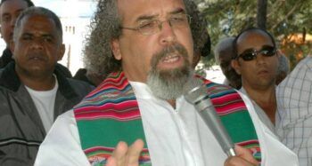 El padre Rogelio tiene un hijo y está a punto de ser expulsado de la Iglesia, según la Orden Salesiana