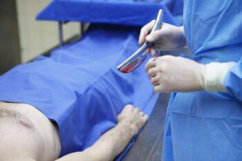 Hombre revive justo cuando le iban a practicar la autopsia