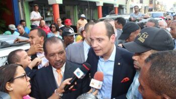 Aspirante presidencial Ramfis Domínguez Trujillo realiza recorrido en San Francisco de Macorís.