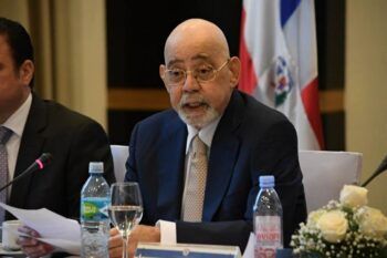 César Medina reaparece con nuevo aspecto junto al canciller en Panamá