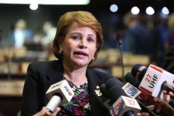 Hermana del presidente Medina dice que la Constitución no le prohíbe la reelección.