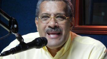 Luis “El Gallo” se amotina en sucursal bancaria por no someterse a las normas del lugar; dice los funcionarios no hacen filas.